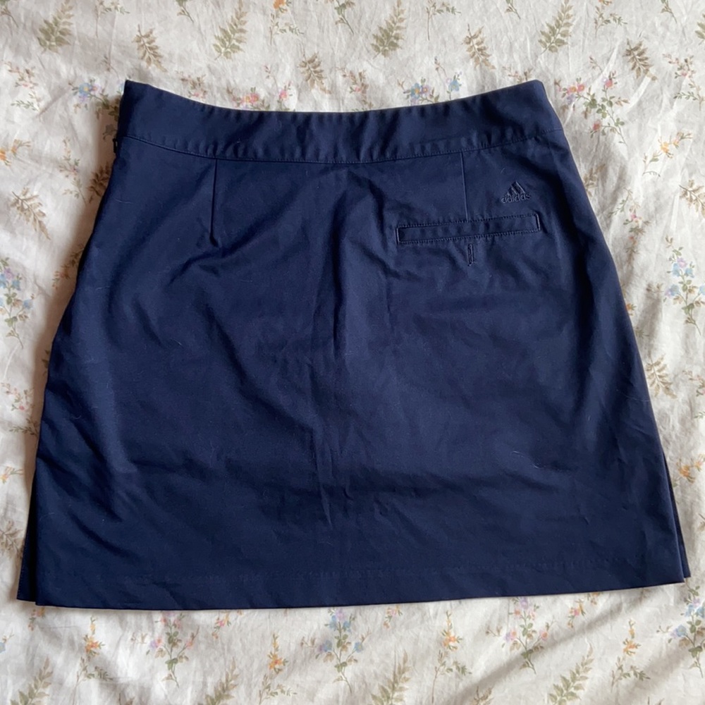 Adidas golf skirt size 6 with built in shorts and side pockets, never worn - Picture 2 of 11